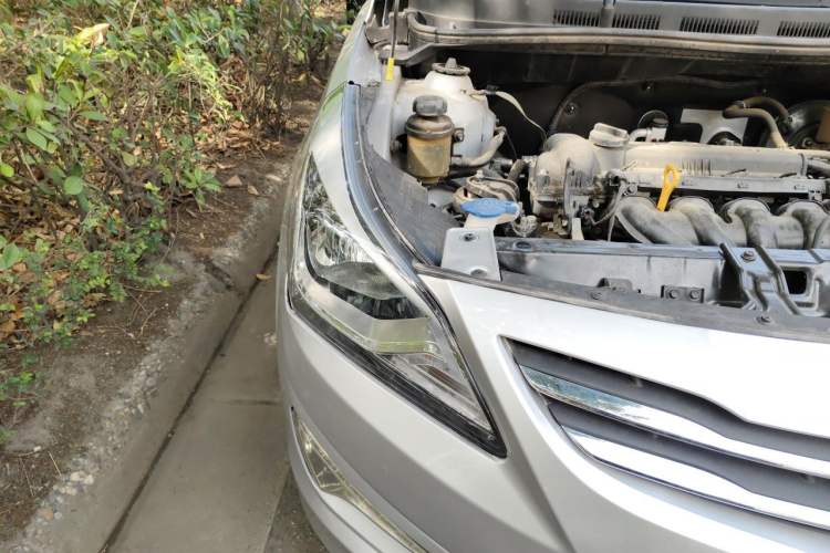 Used Hyundai Verna (older generation) 2014 1.4L Manual Smart GLS Trim Right Front Headlight