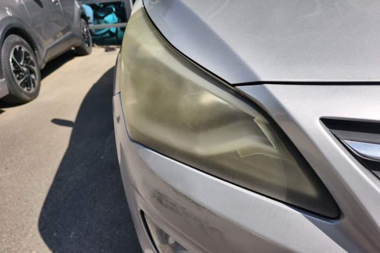Used Hyundai Verna (older generation) 2014 1.4L Manual Smart GLS Trim Right Front Headlight