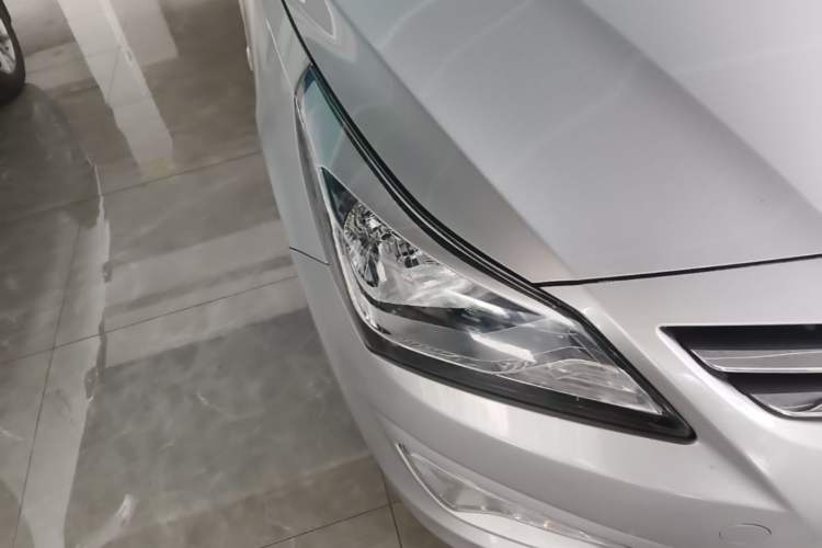 Used Hyundai Verna (older generation) 2014 1.4L Manual Smart GLS Trim Right Front Headlight