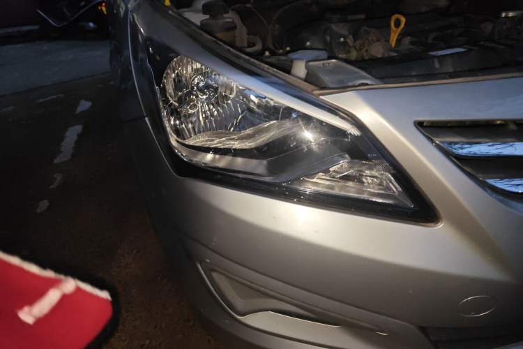 Used Hyundai Verna (older generation) 2014 1.4L Automatic Fashion GS Model Right Front Headlight