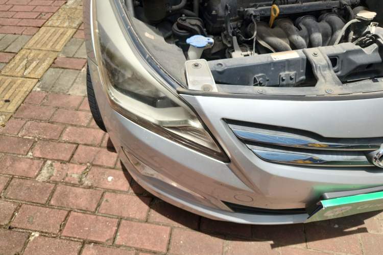 Used Hyundai Verna (older generation) 2014 1.4L Manual Smart GLS Trim Right Front Headlight