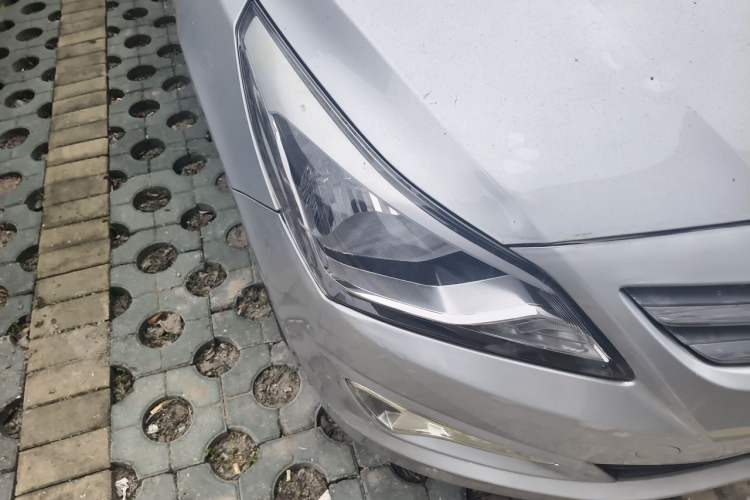 Used Hyundai Verna (older generation) 2014 1.4L Automatic Smart GLS Right Front Headlight