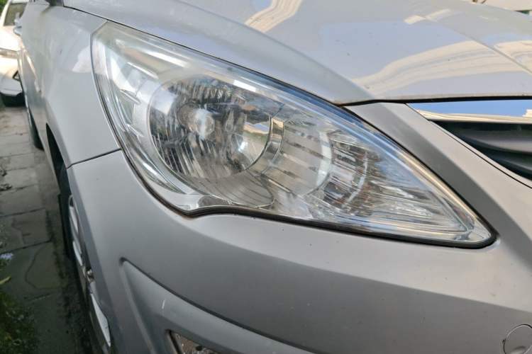 Used Hyundai Verna (older generation) 2014 1.4L Manual Smart GLS Trim Right Front Headlight