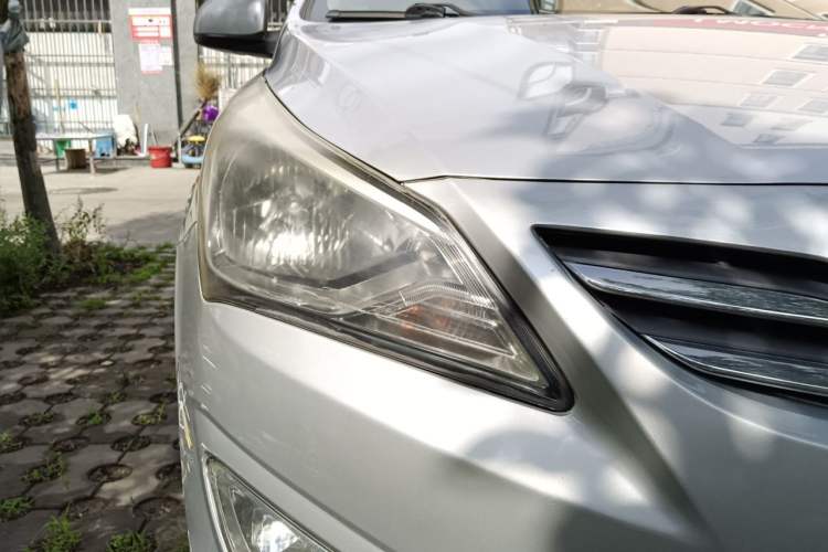 Used Hyundai Verna (older generation) 2014 1.4L Manual Smart GLS Trim Right Front Headlight