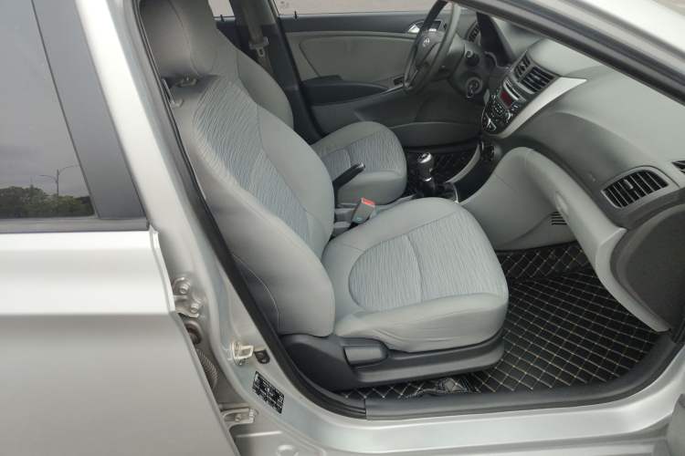 Used Hyundai Verna (older generation) 2014 1.4L Manual Smart GLS Trim Right Front Seat