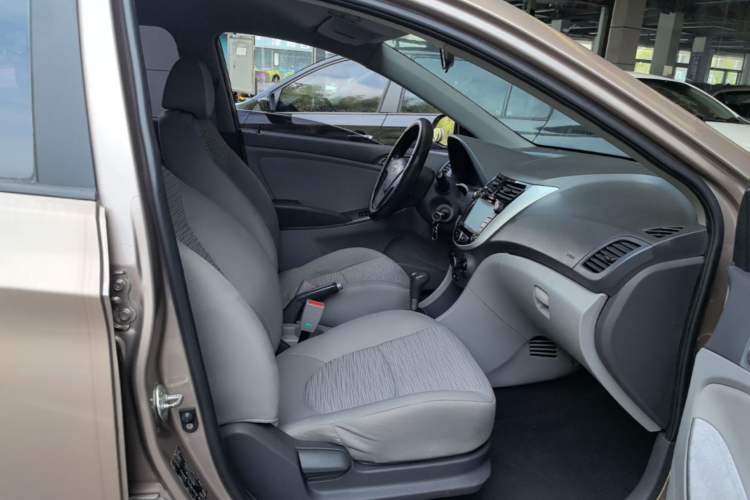 Used Hyundai Verna (older generation) 2014 1.4L Automatic Smart GLS Right Front Seat