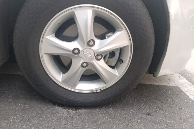 Used Hyundai Verna (older generation) 2014 1.4L Automatic Smart GLS Right Front Wheel Hub