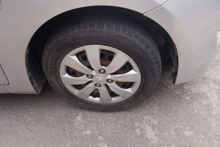 Used Hyundai Verna (older generation) 2014 1.4L Manual Smart GLS Trim Right Front Wheel Hub