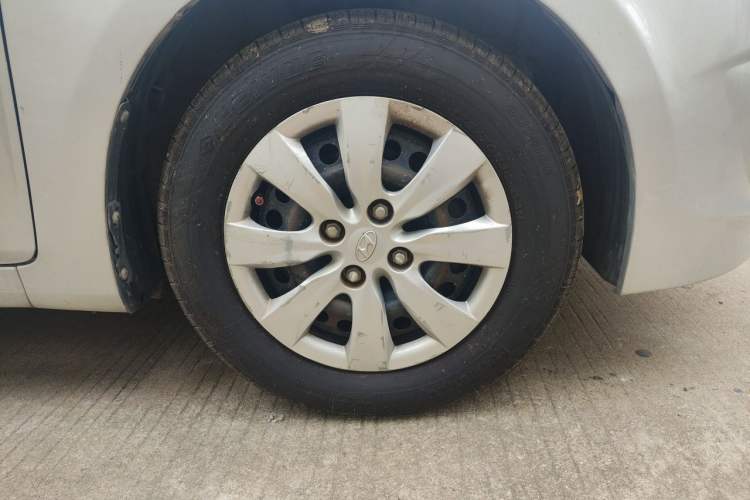 Used Hyundai Verna (older generation) 2014 1.4L Manual Smart GLS Trim Right Front Wheel Hub
