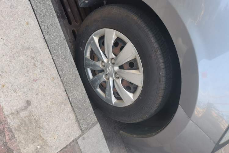 Used Hyundai Verna (older generation) 2014 1.4L Manual Fashion GS Model Right Front Wheel Hub