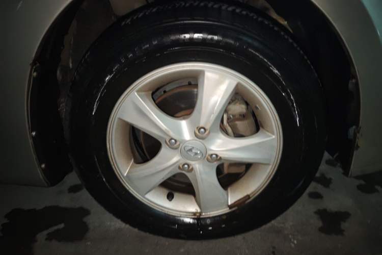 Used Hyundai Verna (older generation) 2014 1.4L Automatic Smart GLS Right Front Wheel Hub