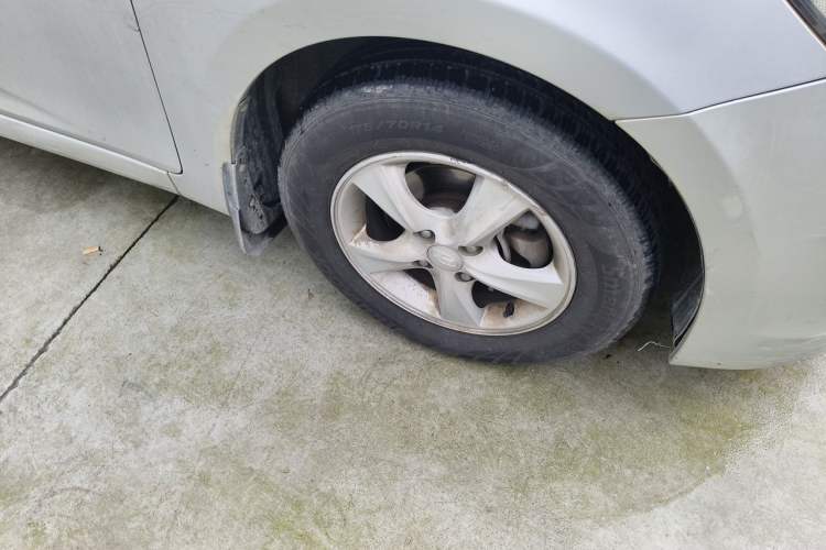 Used Hyundai Verna (older generation) 2014 1.4L Automatic Smart GLS Right Front Wheel Hub