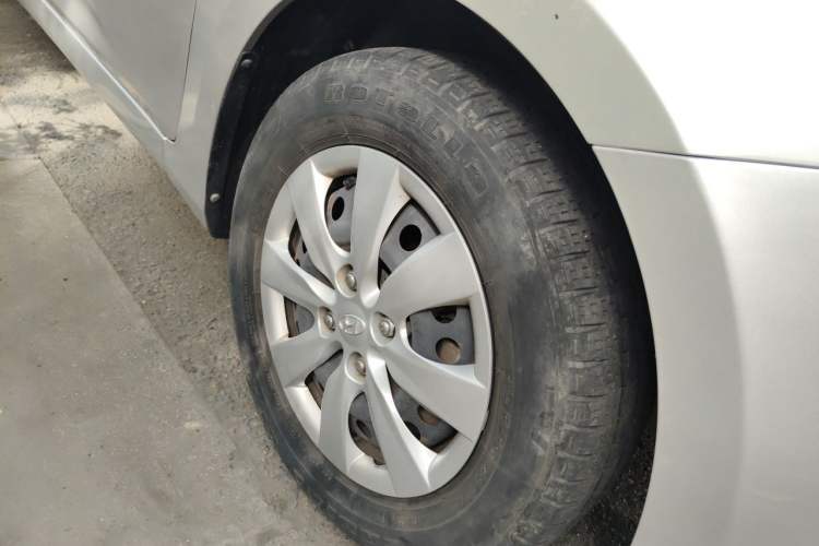 Used Hyundai Verna (older generation) 2014 1.4L Manual Smart GLS Trim Right Front Wheel Hub