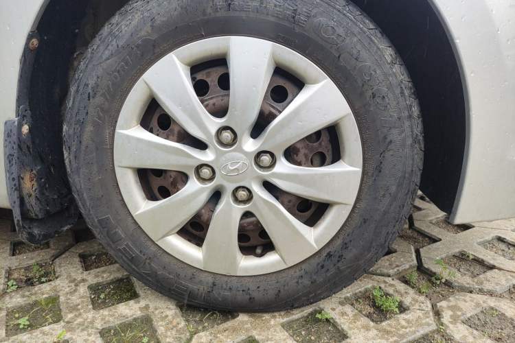 Used Hyundai Verna (older generation) 2014 1.4L Manual Smart GLS Trim Right Front Wheel Hub