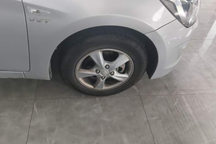 Used Hyundai Verna (older generation) 2014 1.4L Manual Smart GLS Trim Right Front Wheel Hub