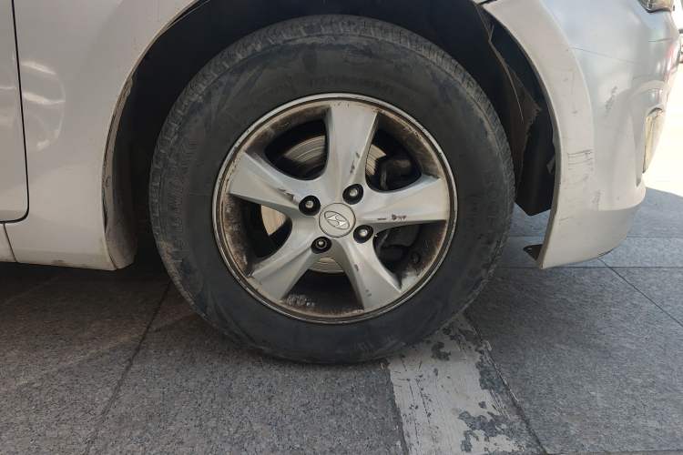 Used Hyundai Verna (older generation) 2014 1.4L Automatic Smart GLS Right Front Wheel Hub