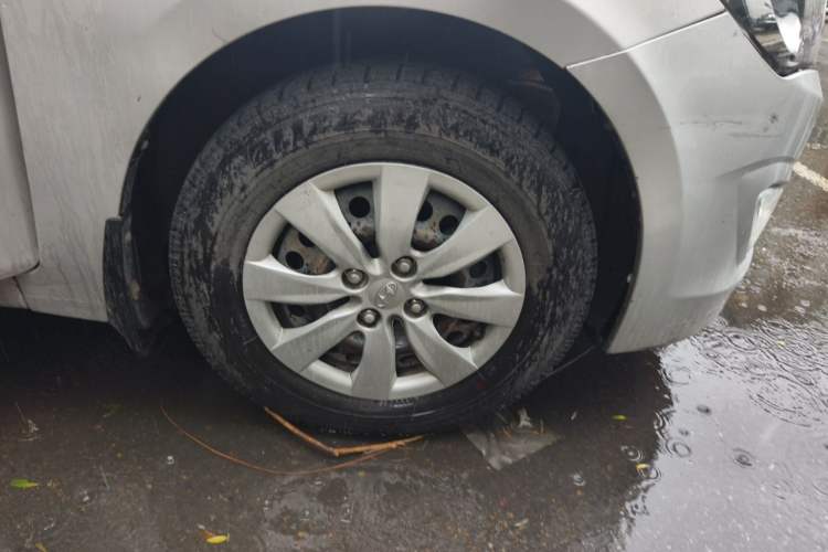 Used Hyundai Verna (older generation) 2014 1.4L Manual Smart GLS Trim Right Front Wheel Hub