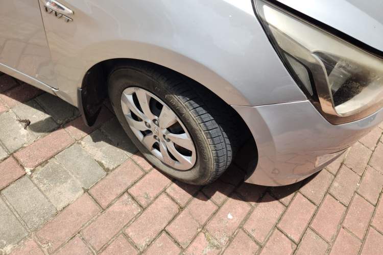 Used Hyundai Verna (older generation) 2014 1.4L Manual Smart GLS Trim Right Front Wheel Hub