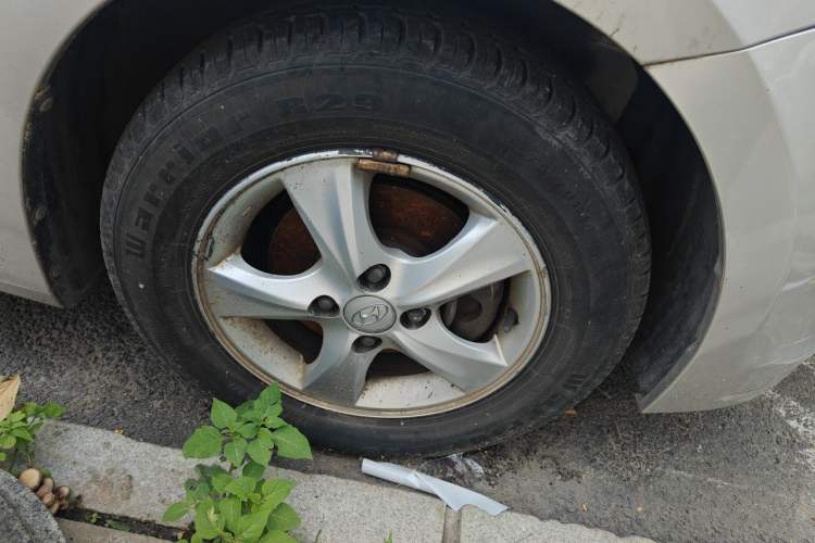 Used Hyundai Verna (older generation) 2014 1.4L Automatic Smart GLS Right Front Wheel Hub