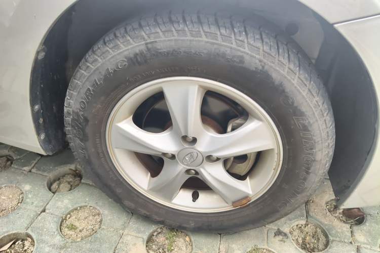 Used Hyundai Verna (older generation) 2014 1.4L Automatic Smart GLS Right Front Wheel Hub