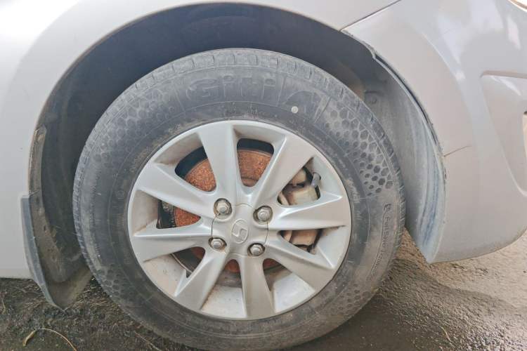 Used Hyundai Verna (older generation) 2014 1.4L Manual Smart GLS Trim Right Front Wheel Hub