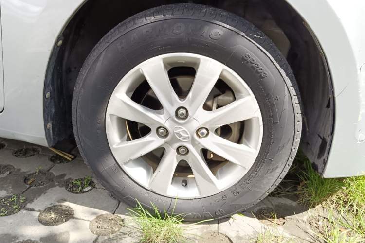 Used Hyundai Verna (older generation) 2014 1.4L Manual Smart GLS Trim Right Front Wheel Hub