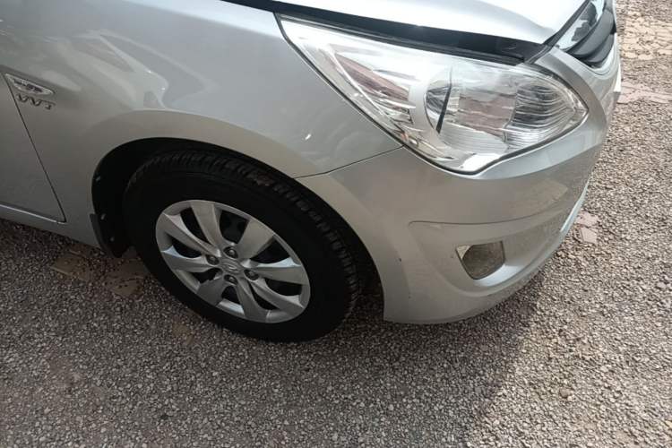 Used Hyundai Verna (older generation) 2014 1.4L Manual Smart GLS Trim Right Front Wheel Hub