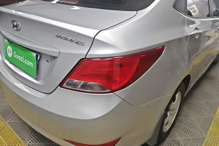 Used Hyundai Verna (older generation) 2014 1.4L Automatic Smart GLS Right Rear Taillight