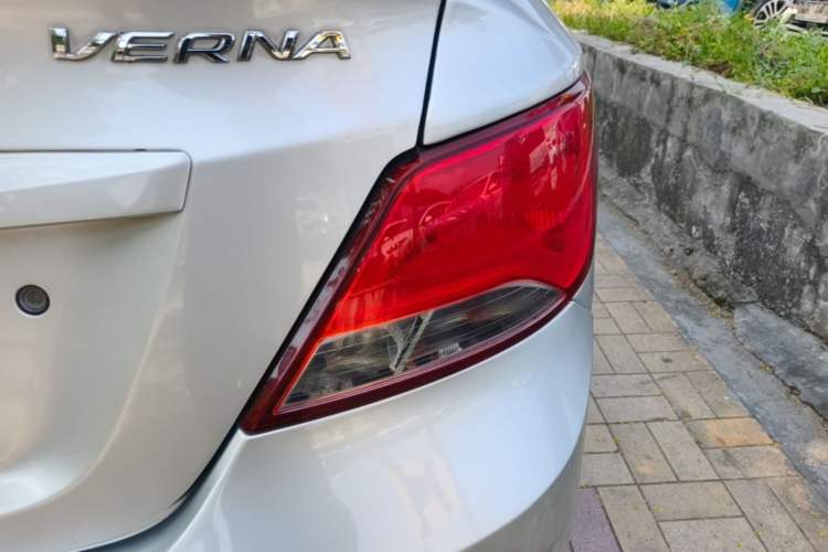 Used Hyundai Verna (older generation) 2014 1.4L Automatic Smart GLS Right Rear Taillight