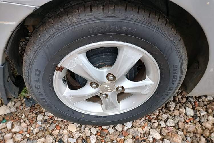 Used Hyundai Verna (older generation) 2014 1.4L Manual Smart GLS Trim Right Rear Wheel Hub