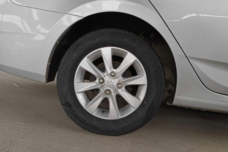 Used Hyundai Verna (older generation) 2014 1.4L Manual Smart GLS Trim Right Rear Wheel Hub