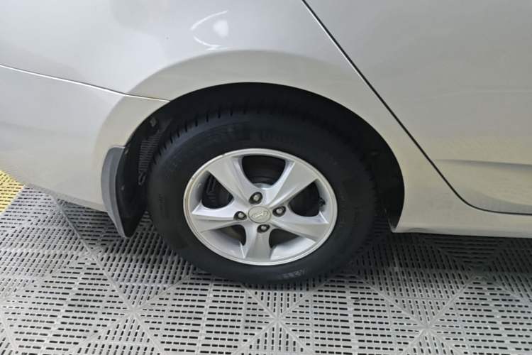 Used Hyundai Verna (older generation) 2014 1.4L Automatic Smart GLS Right Rear Wheel Hub