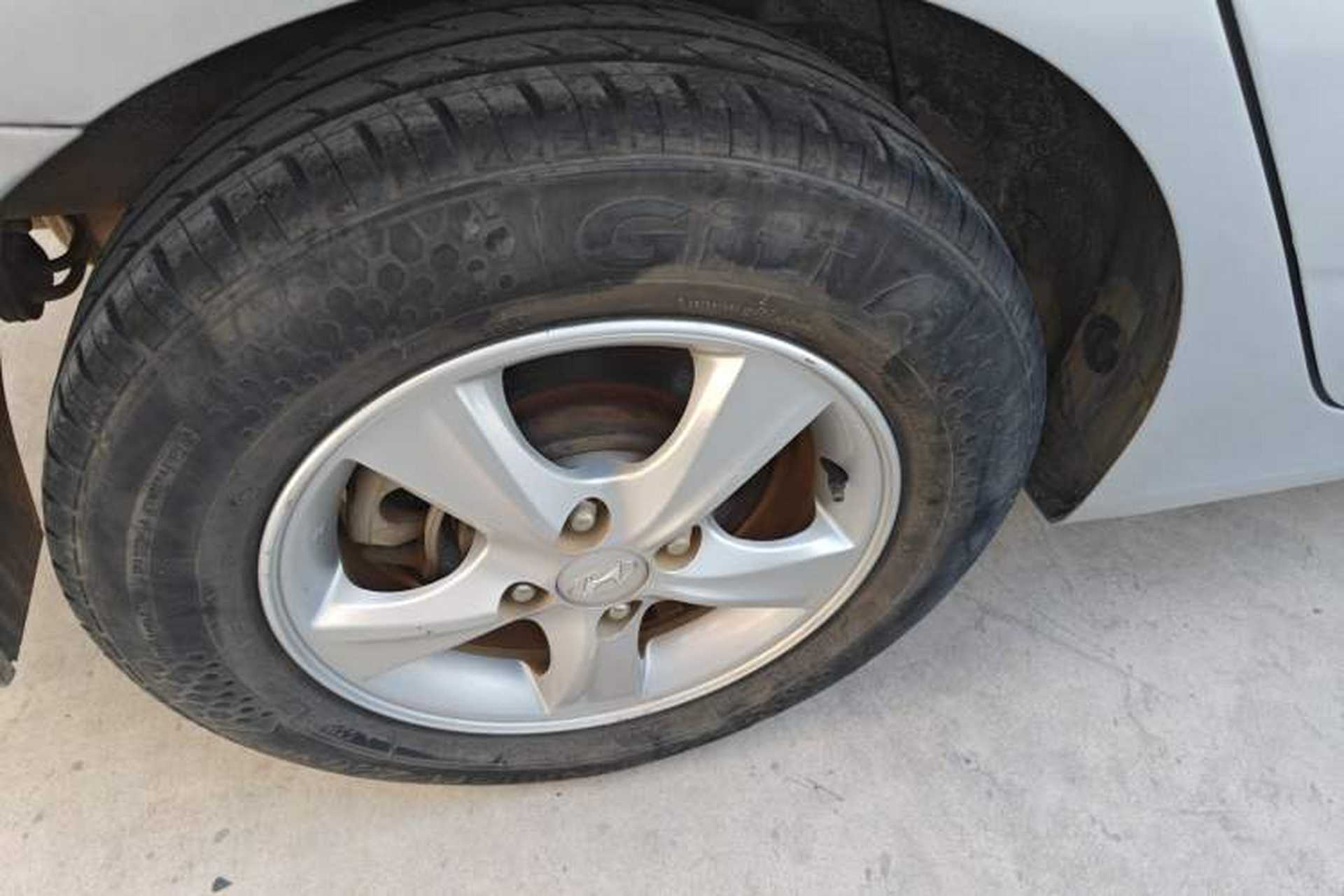 Used Hyundai Verna (older generation) 2014 1.4L Automatic Leading-Edge GLX Right Rear Wheel Hub