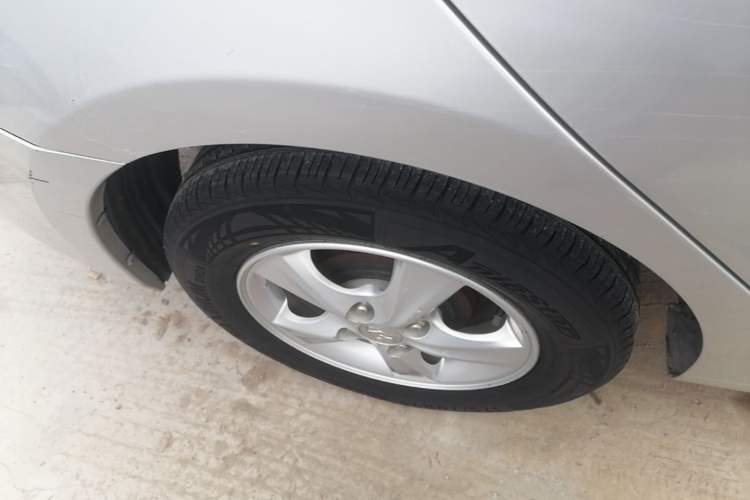 Used Hyundai Verna (older generation) 2014 1.4L Automatic Smart GLS Right Rear Wheel Hub