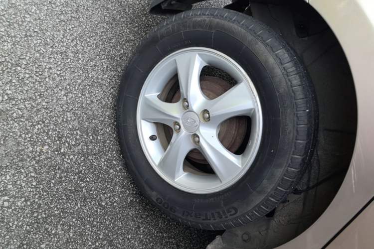 Used Hyundai Verna (older generation) 2014 1.4L Automatic Smart GLS Right Rear Wheel Hub