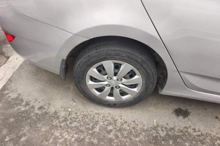 Used Hyundai Verna (older generation) 2014 1.4L Manual Smart GLS Trim Right Rear Wheel Hub
