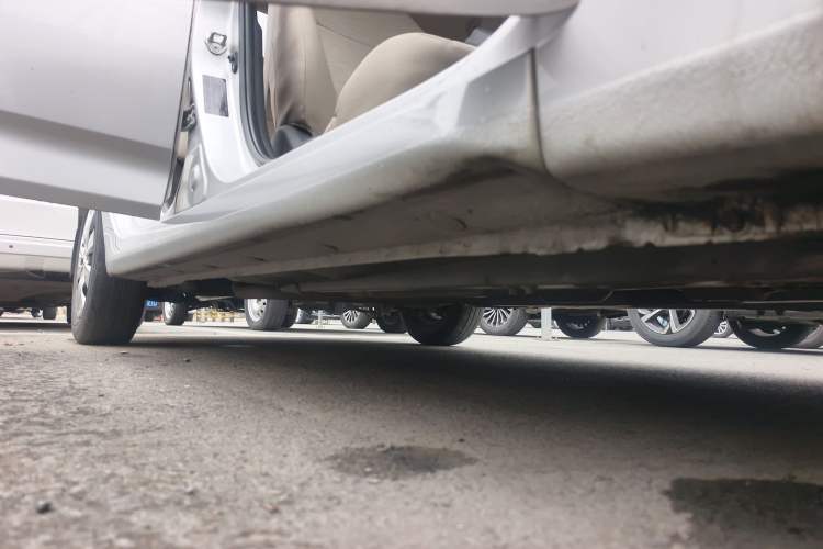 Used Hyundai Verna (older generation) 2014 1.4L Manual Smart GLS Trim Right Side Sill