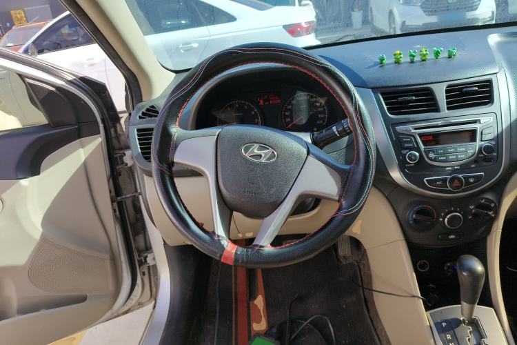 Used Hyundai Verna (older generation) 2014 1.4L Automatic Smart GLS Steering Wheel