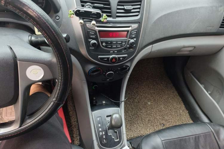 Used Hyundai Verna (older generation) 2014 1.4L Automatic Smart GLS Audio And AC Panel