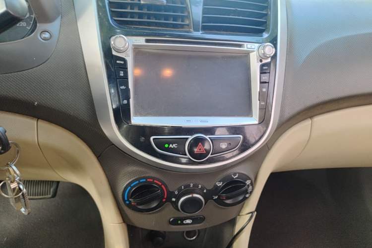 Used Hyundai Verna (older generation) 2014 1.4L Automatic Smart GLS Audio And AC Panel