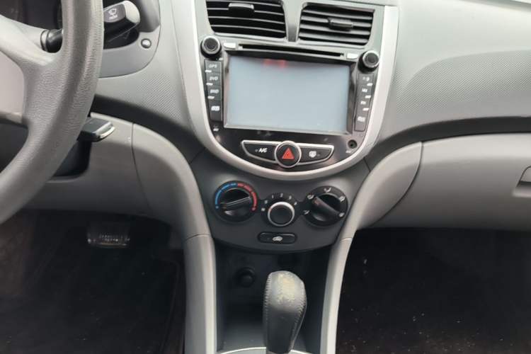 Used Hyundai Verna (older generation) 2014 1.4L Automatic Smart GLS Audio And AC Panel