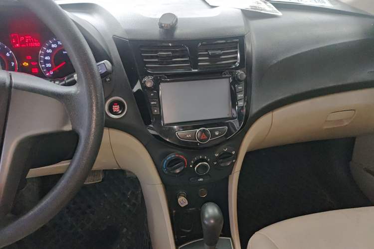 Used Hyundai Verna (older generation) 2014 1.4L Automatic Leading-Edge GLX Audio And AC Panel