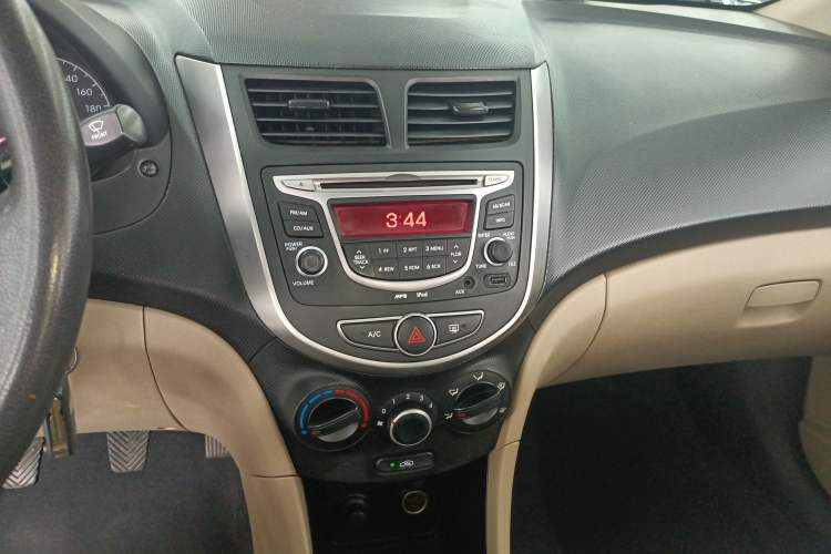 Used Hyundai Verna (older generation) 2014 1.4L Manual Smart GLS Trim Audio And AC Panel