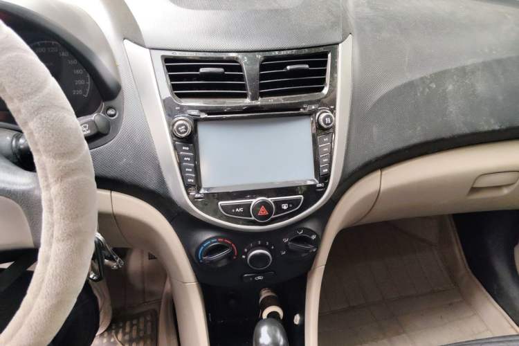 Used Hyundai Verna (older generation) 2014 1.4L Automatic Smart GLS Audio And AC Panel