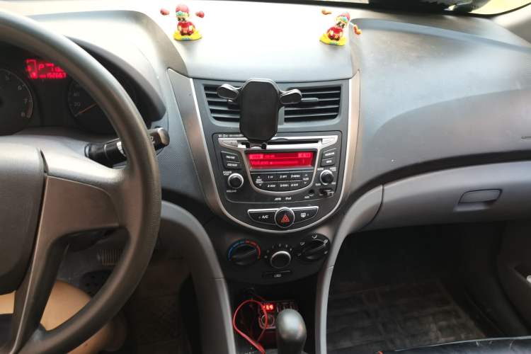 Used Hyundai Verna (older generation) 2014 1.4L Automatic Fashion GS Model Audio And AC Panel