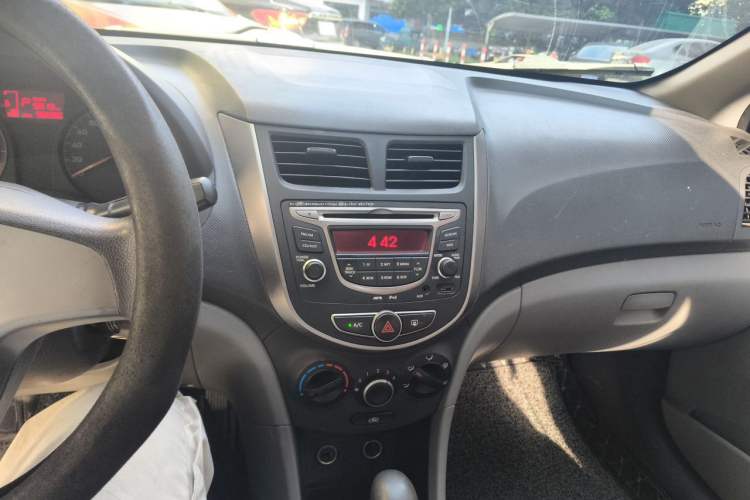 Used Hyundai Verna (older generation) 2014 1.4L Automatic Smart GLS Audio And AC Panel