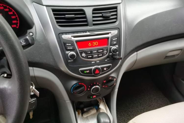 Used Hyundai Verna (older generation) 2014 1.4L Automatic Smart GLS Audio And AC Panel