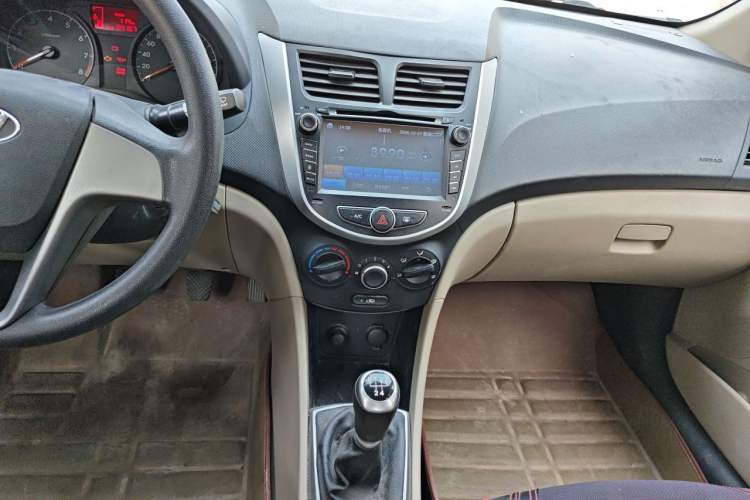 Used Hyundai Verna (older generation) 2014 1.4L Manual Fashion GS Model Audio And AC Panel