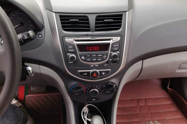 Used Hyundai Verna (older generation) 2014 1.4L Automatic Smart GLS Audio And AC Panel