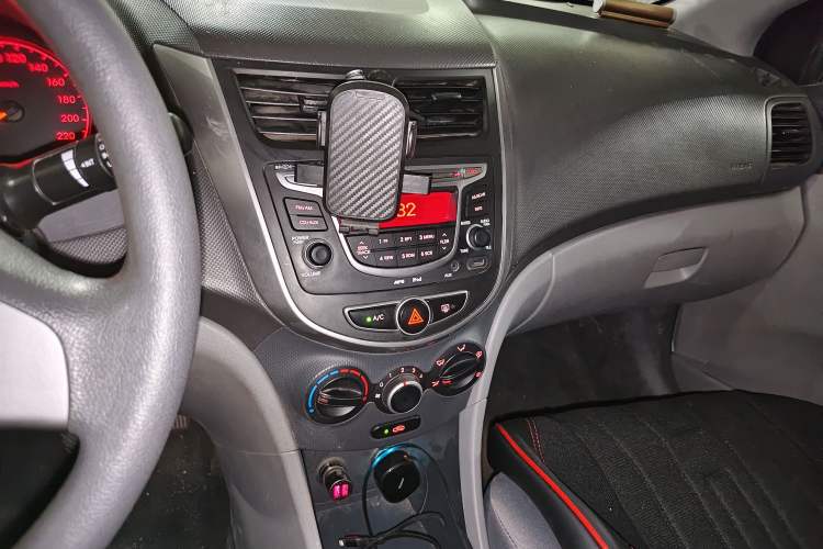 Used Hyundai Verna (older generation) 2014 1.4L Manual Smart GLS Trim Audio And AC Panel